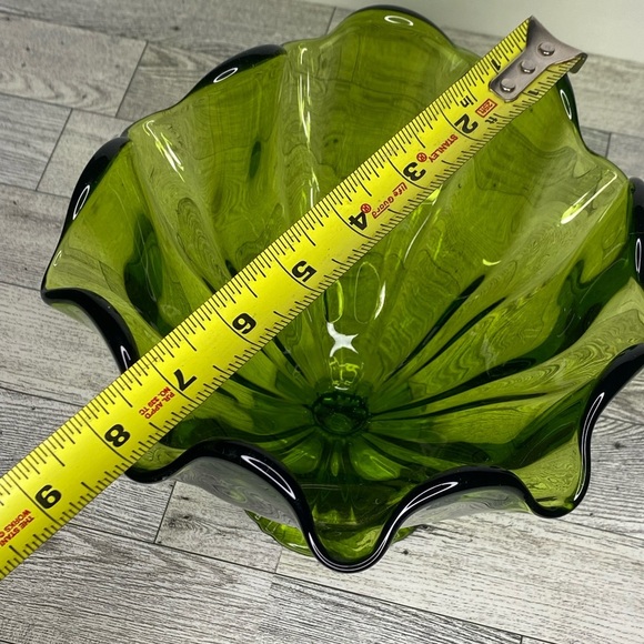 MCM L.E. Smith Glass Green SIMPLICITY Crimped Ruffled Compote Handkerchief Vase - Picture 4 of 7
